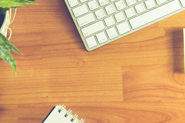 Bienvenue dans le monde du bois : pourquoi les supports d'écran en bois sont idéaux pour les professionnels de l'informatique