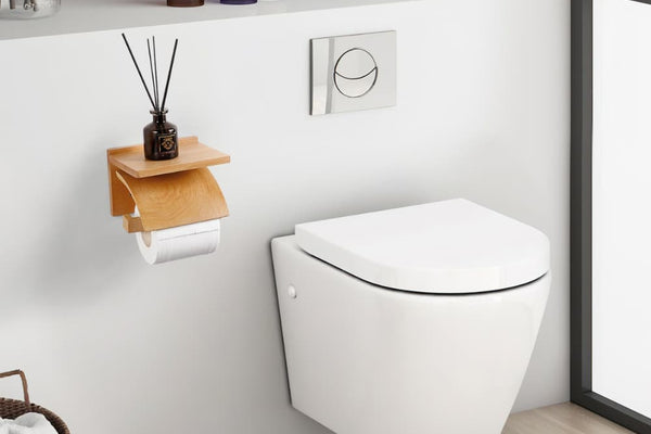 Toilettes avec un porte papier toilette en bois